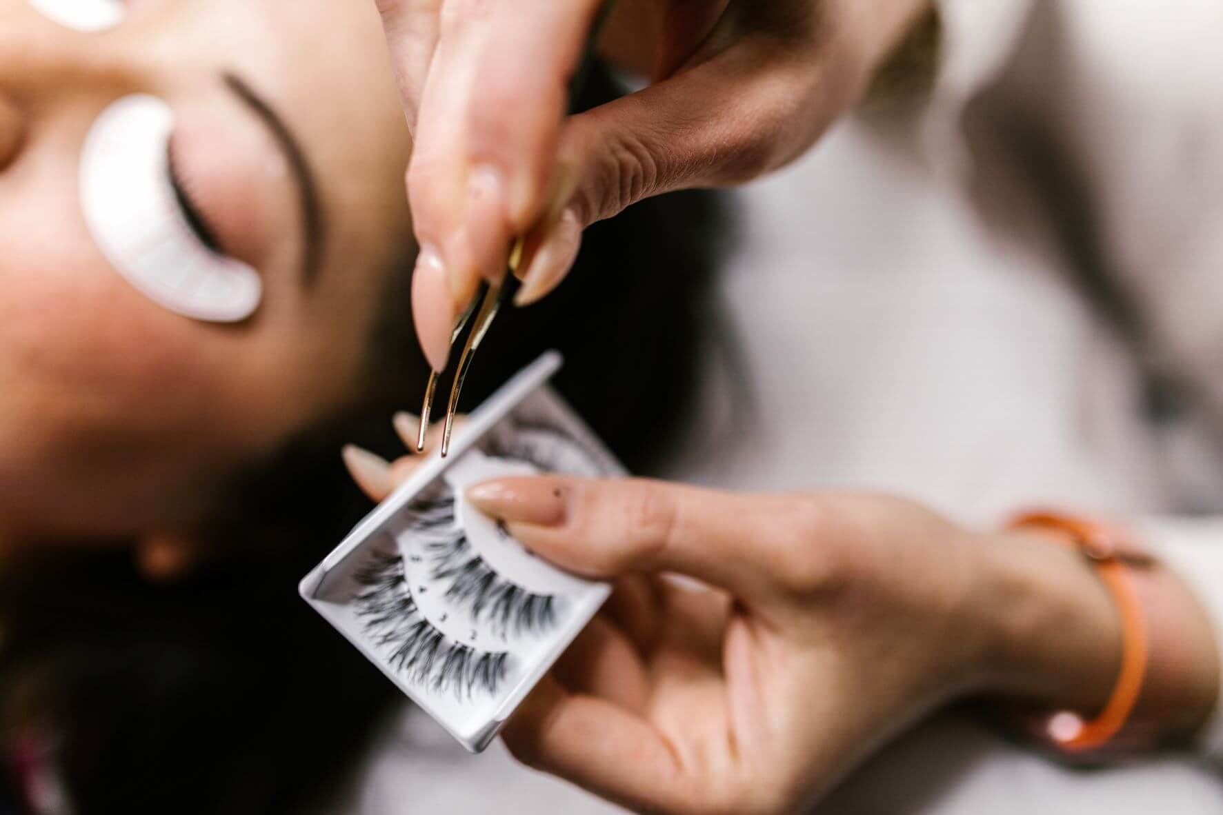 WIMPERN-VERLÄNGERUNG zuhause anbieten: selbständig machen als Wimpernstylistin